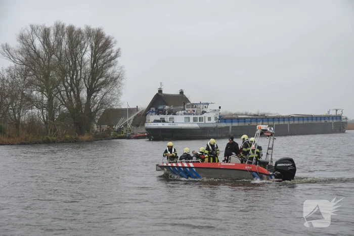 Brandweer blust brand met boot