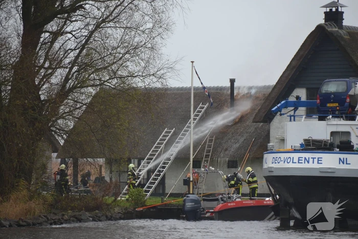 Brandweer blust brand met boot