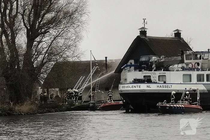 Brandweer blust brand met boot