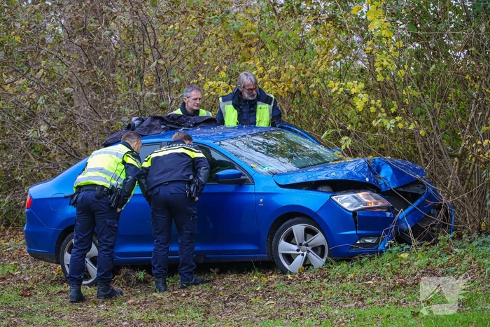 Automobilist raakt van weg en botst frontaal tegen boom