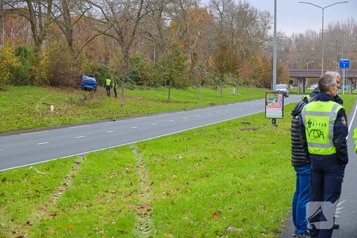 Automobilist raakt van weg en botst frontaal tegen boom