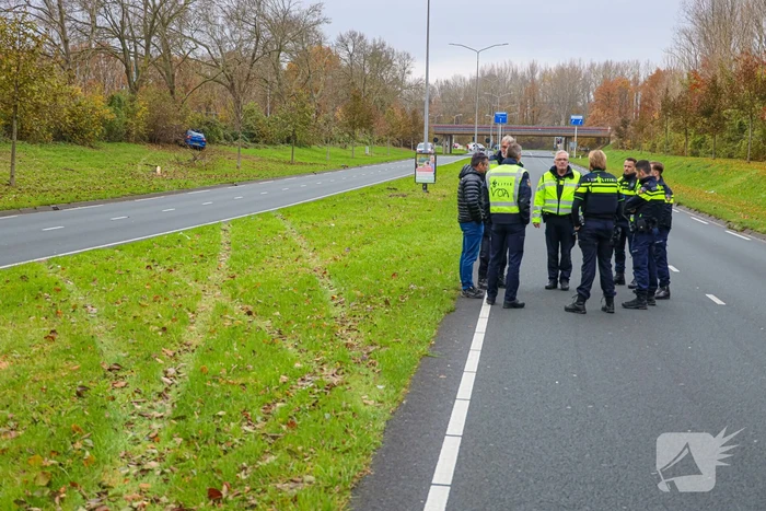 Automobilist raakt van weg en botst frontaal tegen boom