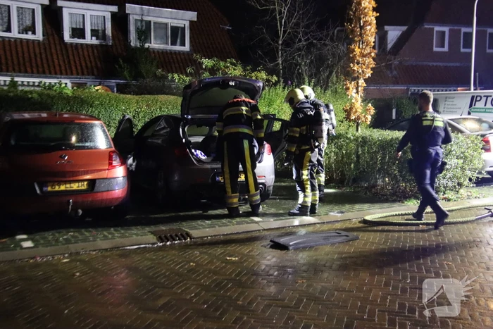 Auto brand af in woonwijk