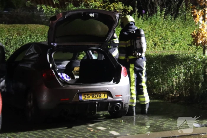 Auto brand af in woonwijk
