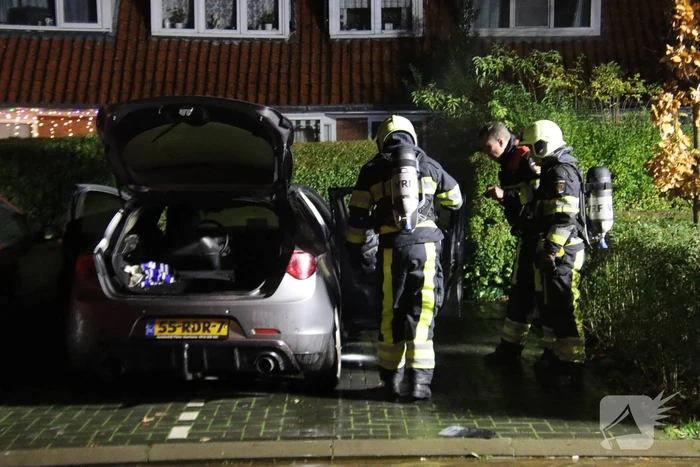 Auto brand af in woonwijk