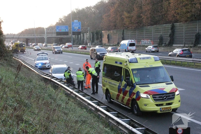 Auto beschadigd na botsing tegen vrachtwagen