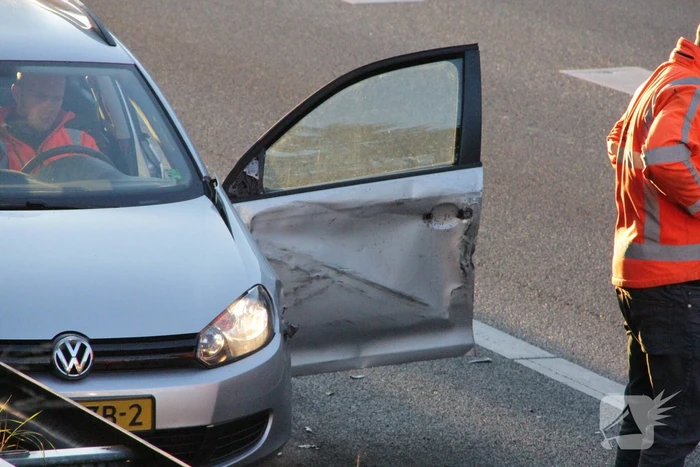 Auto beschadigd na botsing tegen vrachtwagen