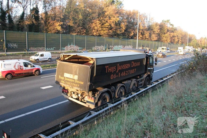 Auto beschadigd na botsing tegen vrachtwagen