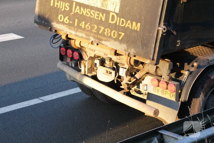Auto beschadigd na botsing tegen vrachtwagen