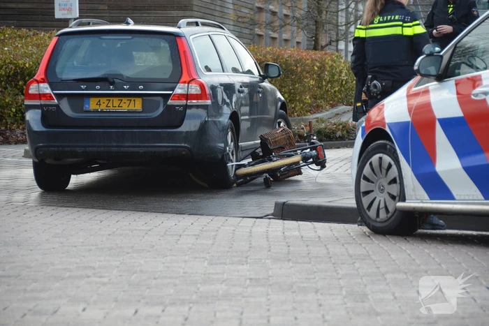 Afslaande automobilist ziet fietser over het hoofd