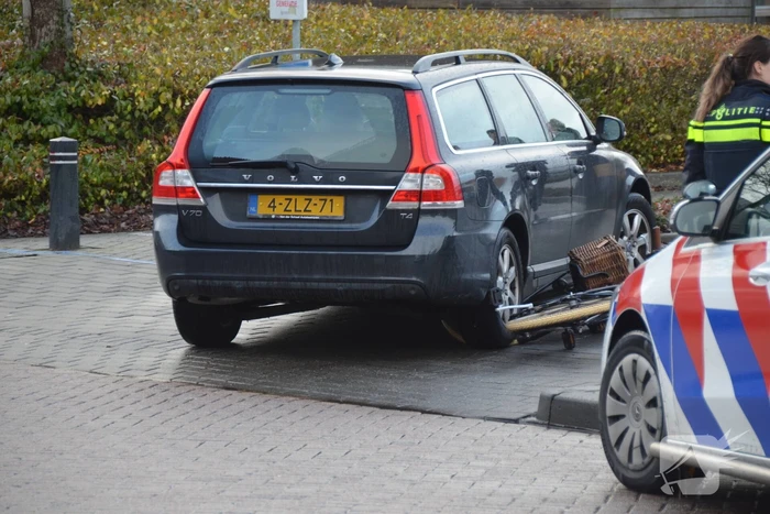 Afslaande automobilist ziet fietser over het hoofd