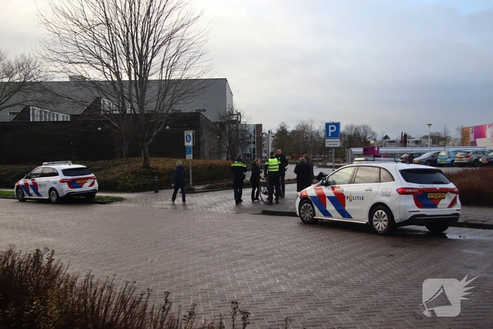 Afslaande automobilist ziet fietser over het hoofd