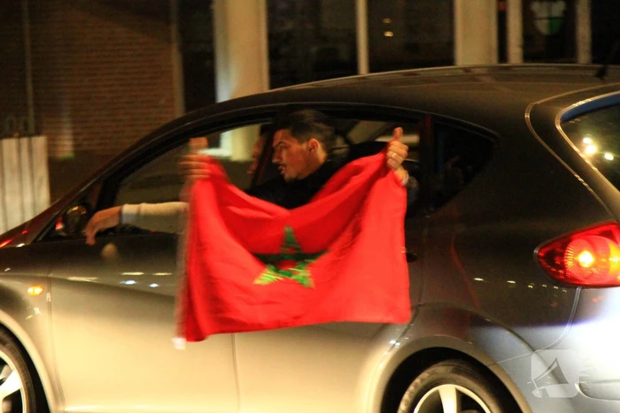 Feestende Marokko supporters na zege op Spanje