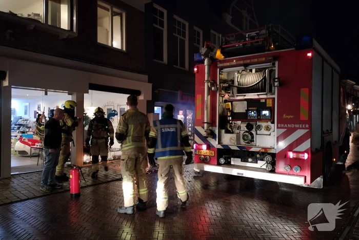 Brand in bergruimte boven winkel