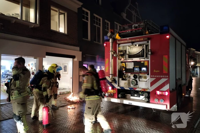 Brand in bergruimte boven winkel