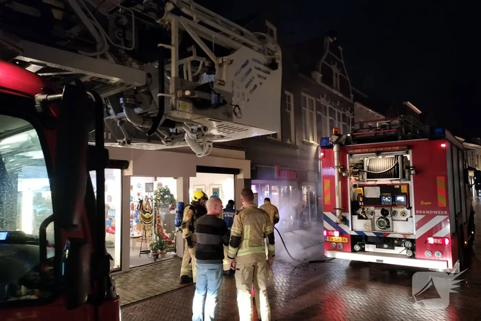 Brand in bergruimte boven winkel
