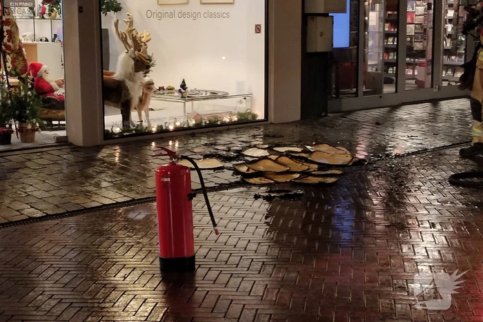 Brand in bergruimte boven winkel