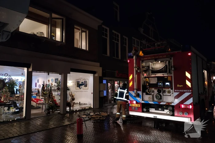 Brand in bergruimte boven winkel