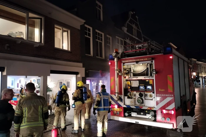 Brand in bergruimte boven winkel