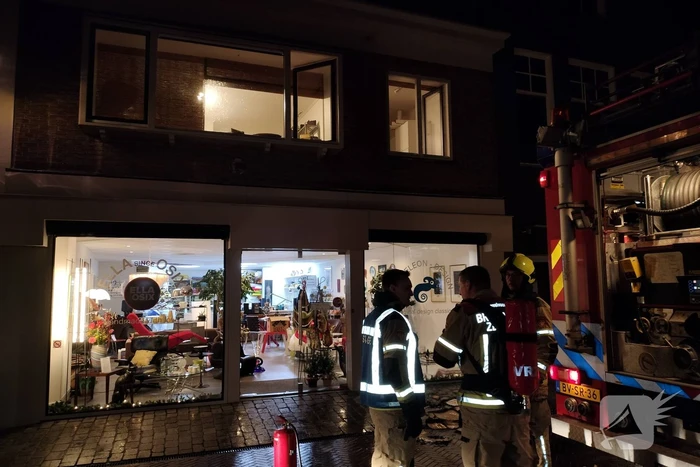 Brand in bergruimte boven winkel
