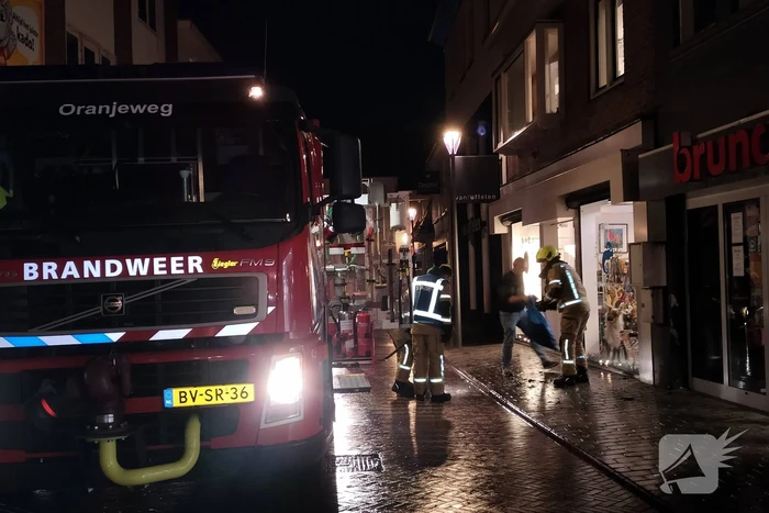 Brand in bergruimte boven winkel