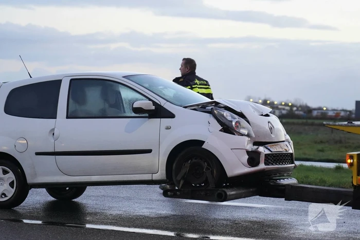 Twee voertuig beschadigd bij kop-staart botsing