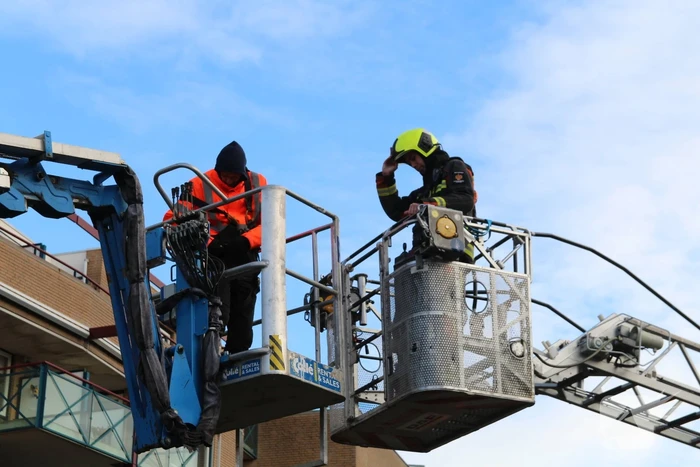 Twee mannen vast in hoogwerker