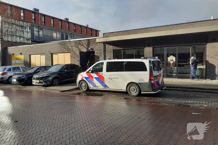 Medewerker blus brand in winkel