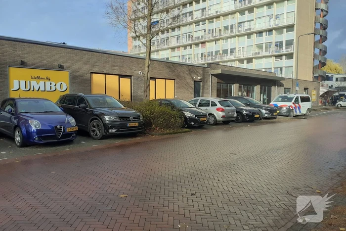 Medewerker blus brand in winkel