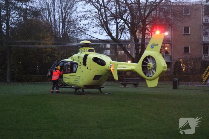 Traumahelikopter landt op grasveld