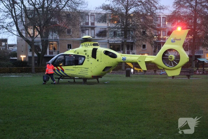 Traumahelikopter landt op grasveld