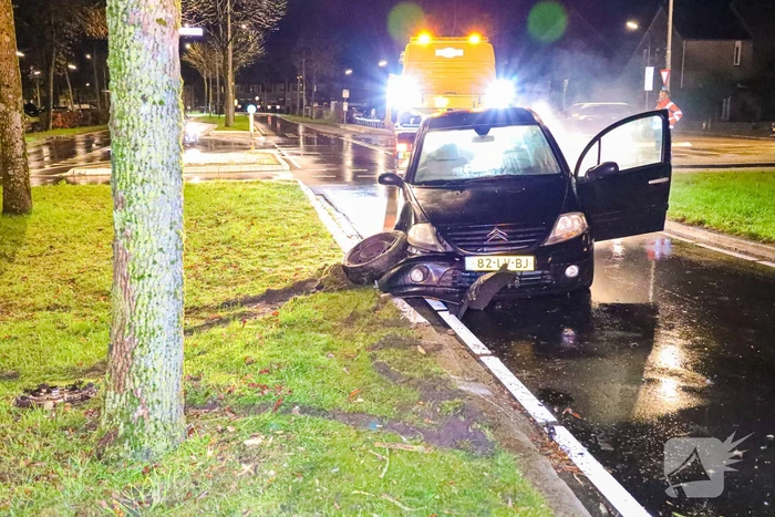 Automobilist eindigt met auto tegen boom