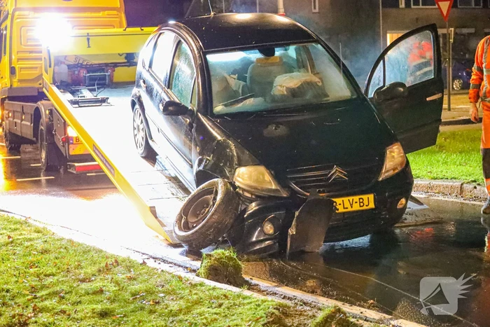 Automobilist eindigt met auto tegen boom