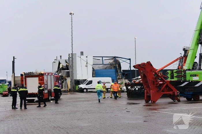Heimachine valt om bovenop loods