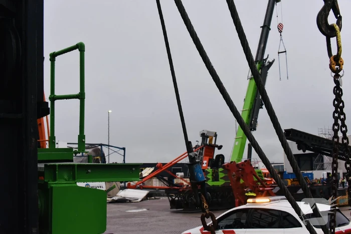 Heimachine valt om bovenop loods