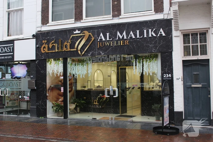 Daders van mislukte overval juwelier Al Malika gezocht