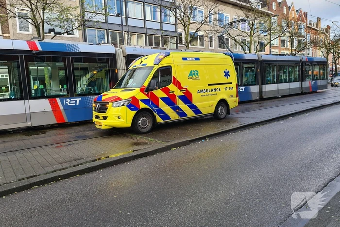 Auto en tram botsen op elkaar