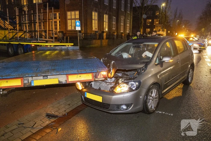 Automobiliste botst tegen achteruit rijdende oplegger
