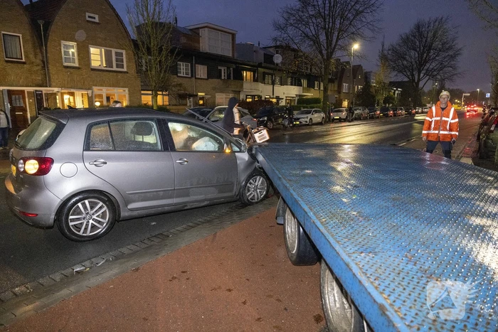 Automobiliste botst tegen achteruit rijdende oplegger