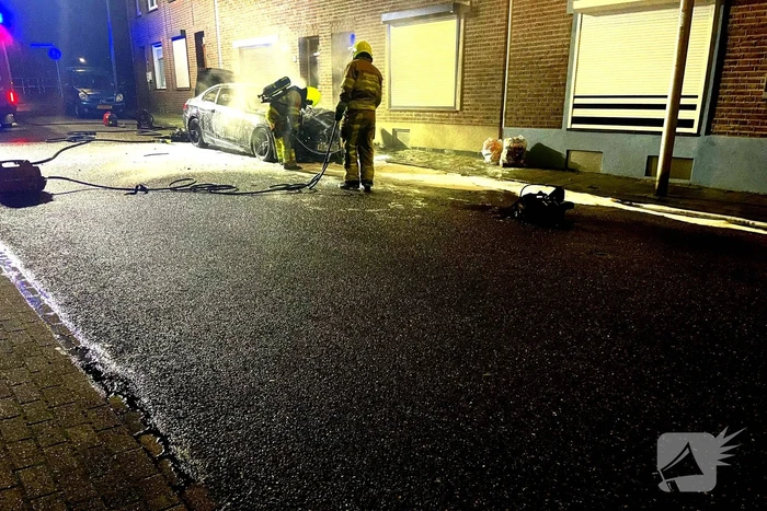 Auto verwoest door brand