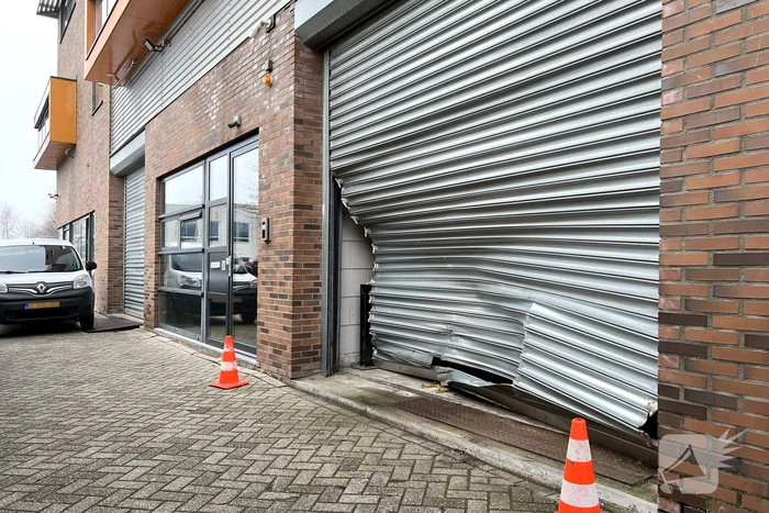 Auto ramt roldeur, mogelijk ramkraak