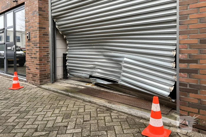 Auto ramt roldeur, mogelijk ramkraak
