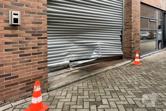 Auto ramt roldeur, mogelijk ramkraak