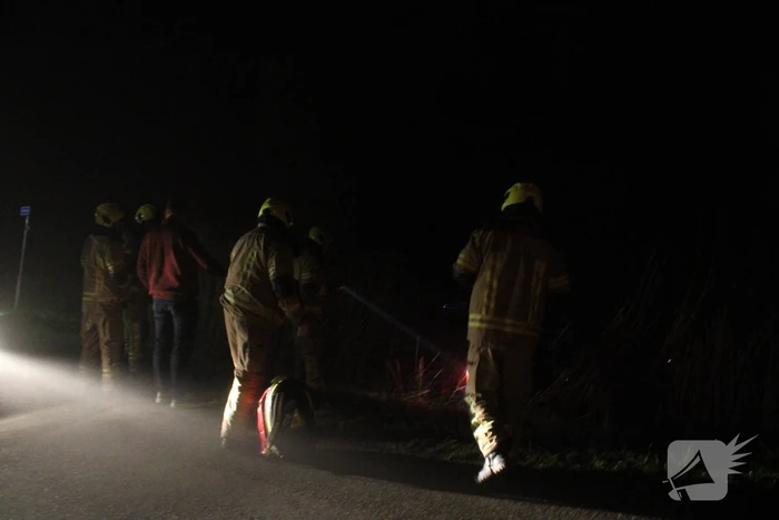 Auto te water nadat bestuurder bocht mist