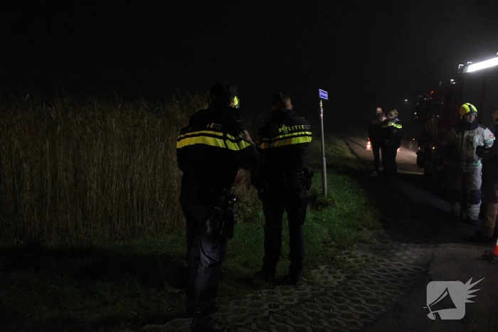 Auto te water nadat bestuurder bocht mist