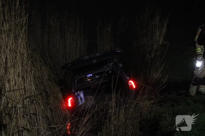 Auto te water nadat bestuurder bocht mist