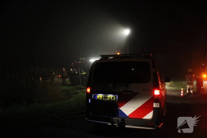 Auto te water nadat bestuurder bocht mist