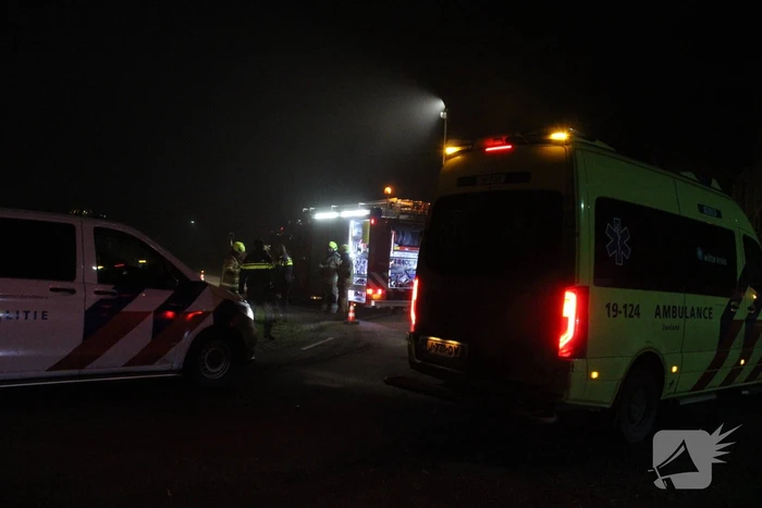 Auto te water nadat bestuurder bocht mist