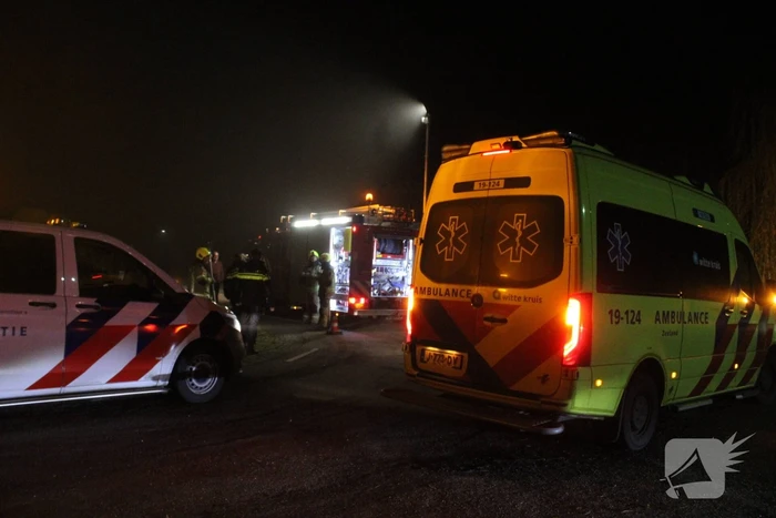 Auto te water nadat bestuurder bocht mist