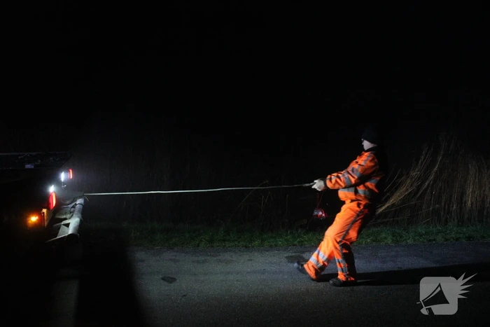 Auto te water nadat bestuurder bocht mist